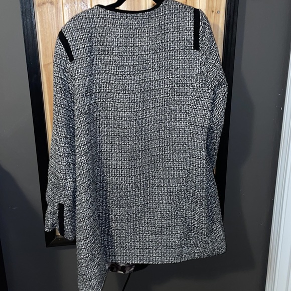 Cynthia rowley 2X gray and black coat with floral inner design - Picture 6 of 6